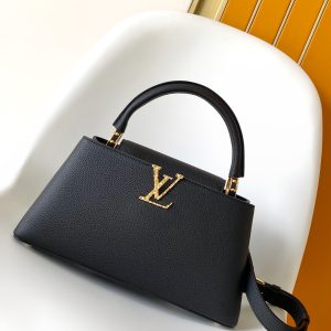 p122022.0 x 12.0 x 8.0 cm (L x H x W)33.0 x 19.0 x 9.0 cm (L x H x W)•Grain cowhide leather • Grain cowhide leather trim • Smooth cowhide leather lining • Metal hardware • Flap can be positioned inside or outside • Compartment features zippered pocket and slip pocket • Metal studs • Holds smartphone, compact wallet, and other items • Shoulder strap: Removable, adjustable •Strap half-length: 46.5 cm • Strap half-length adjustable to: 54.0 cm • Handle: Single handle